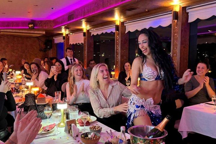 イスタンブールメガルーファーディナークルーズボスポラスとショー-Pvt.テーブル