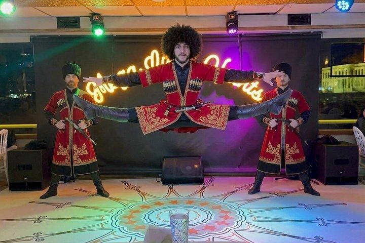 イスタンブールメガルーファーディナークルーズボスポラスとショー-Pvt.テーブル