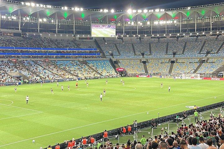 交通機関&より多くの旅行者とマラカナでサッカーの試合
