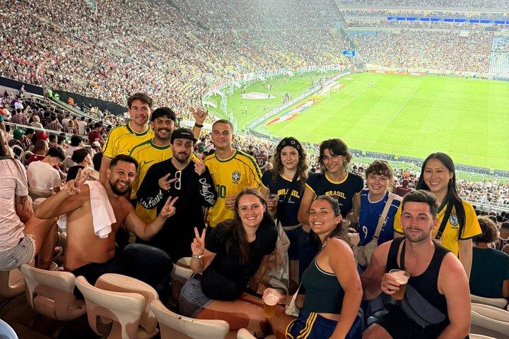 交通機関&より多くの旅行者とマラカナでサッカーの試合