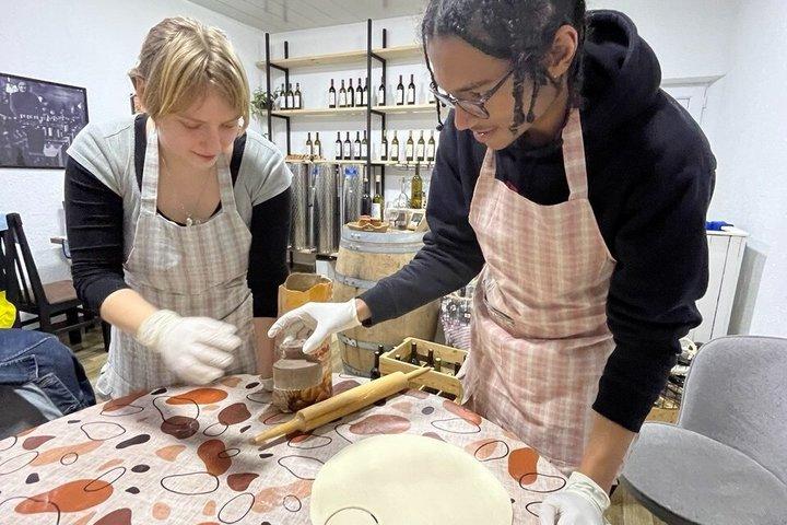 クタイシ料理教室：ヒンカリとハチャプリのワインテイスティング