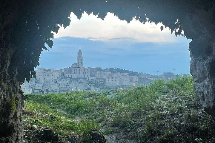 ムルジャ マテラーナの先史時代の洞窟とサッシのパノラマの景色
