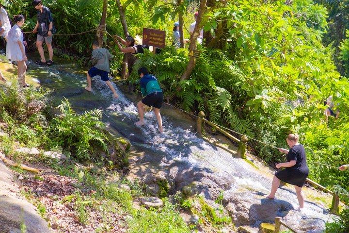 Tour della cascata appiccicosa di Chiang Mai Dantewada e del tempio di Banden