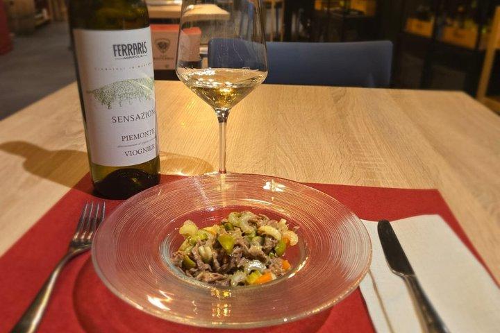 Abendessen mit einem traditionellen Degustationsmenü und passenden Weinen