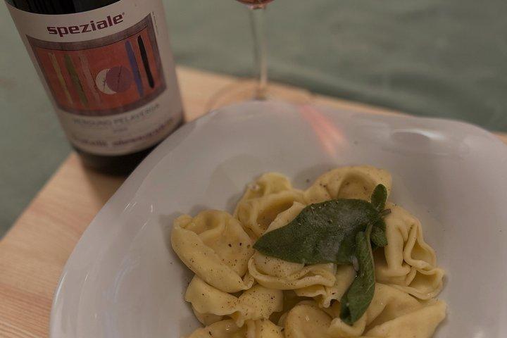 Jantar com menu degustação tradicional e vinhos harmonizados.