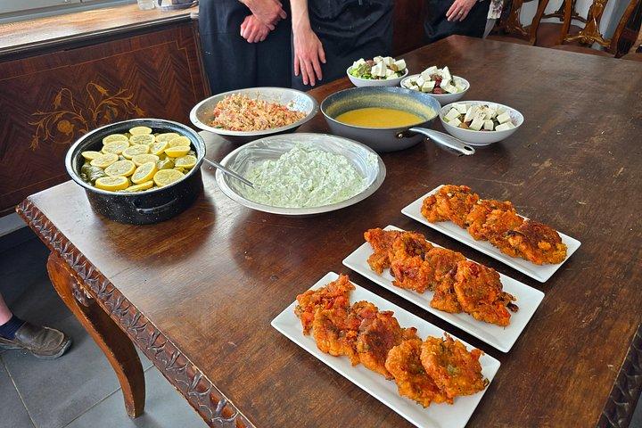サントリーニの隠れ家プライベートビレッジツアーと農場から食卓ランチ