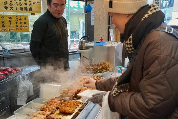 東京：ローカルストリートフードツアー（7つの飲食店で10品試食）