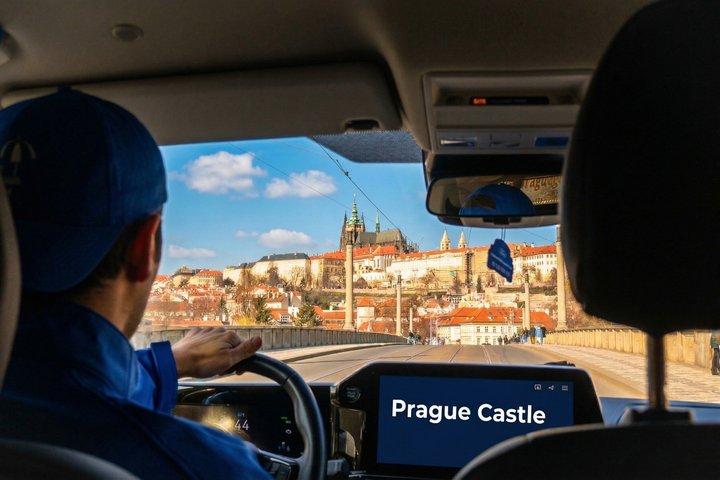 Pragborgen: Entrébiljett med busstransfer och ljudguide