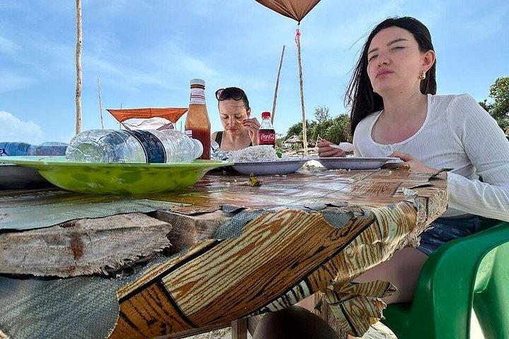 ザンジバル・ムネンバ環礁シーフードBBQランチとウミガメ水族館