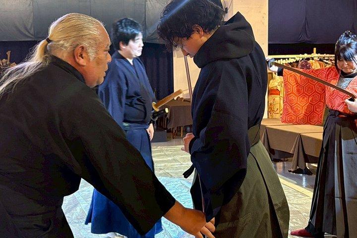 大阪：サムライショー＆体験／オプションで和牛すき焼き