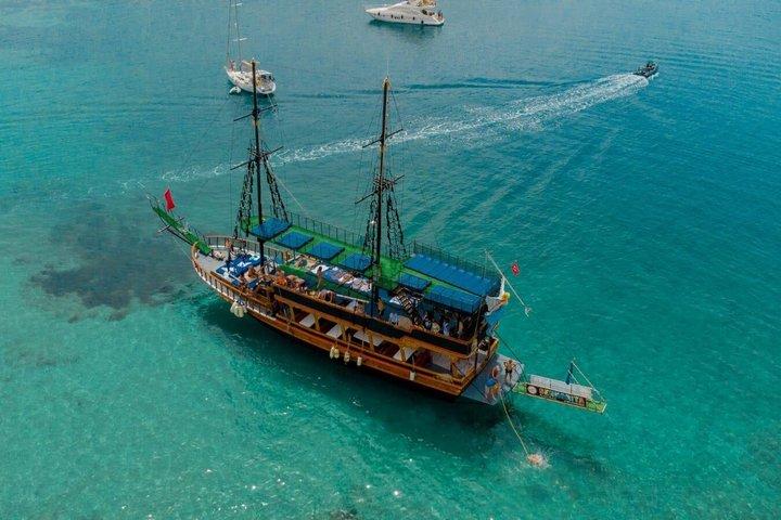 ボドラム海賊船旅行：スイム、シュノーケル、泡パーティー