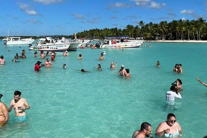 プンタカナ：サオナ島行きオールインクルーシブ・カタマランクルーズ（ドリンクとランチ付き）
