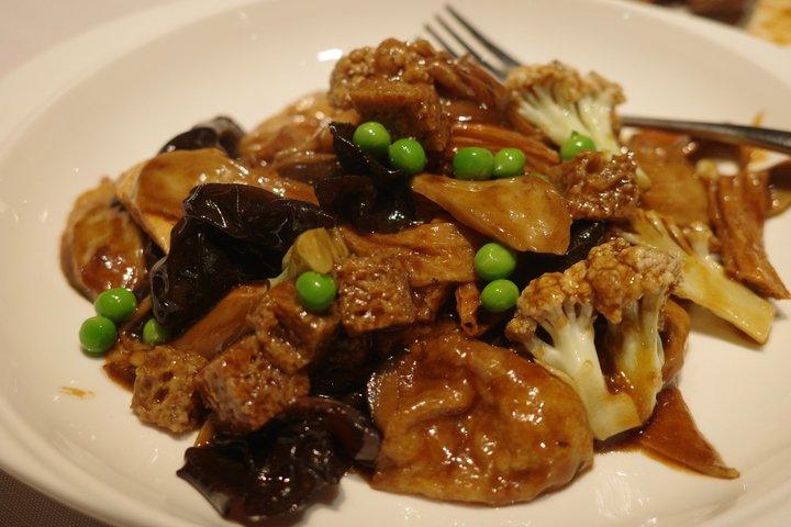 Shanghai Food Tour and Alleyways to Skyline with 8 Local Eats