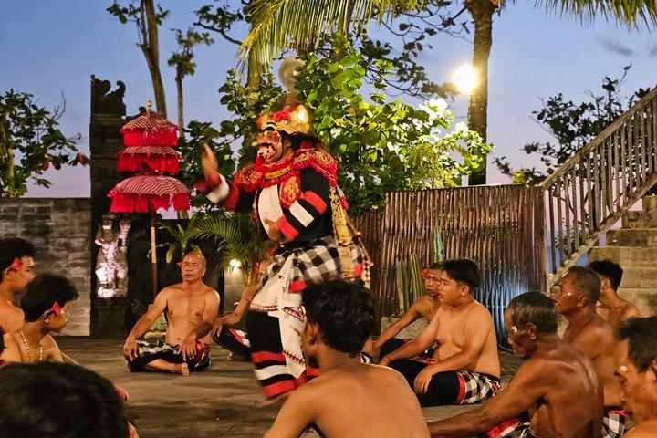 タナロット寺院でバリⅠケチャとファイヤーダンスショー