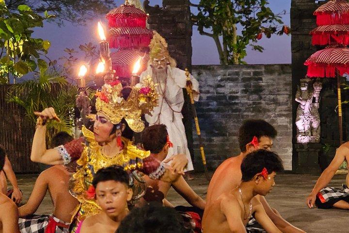 タナロット寺院でバリⅠケチャとファイヤーダンスショー