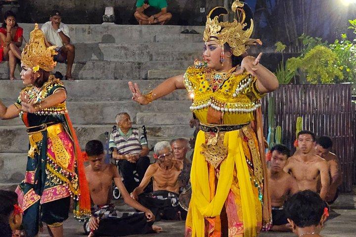 タナロット寺院でバリⅠケチャとファイヤーダンスショー