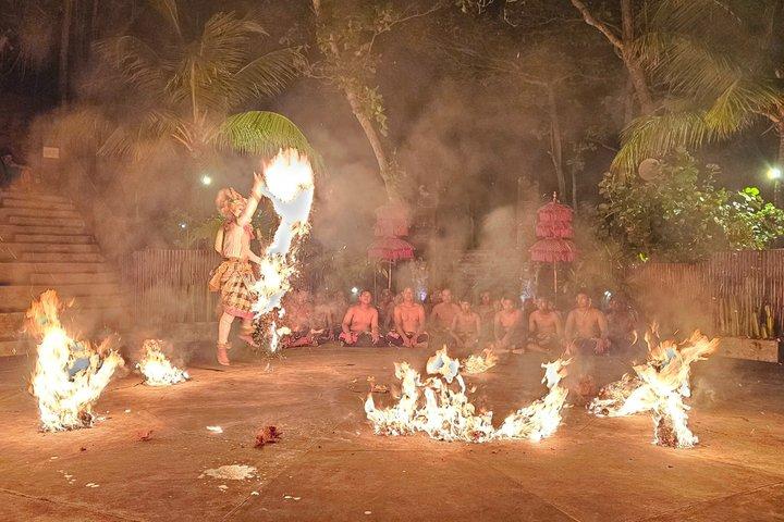 タナロット寺院でバリⅠケチャとファイヤーダンスショー