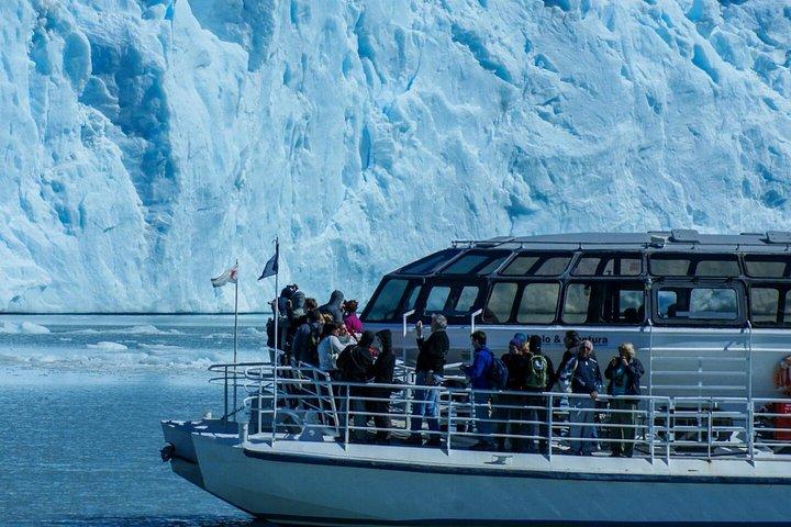 エル・カラファテ終日氷河クルーズウプサラ氷河スペガッツィーニ
