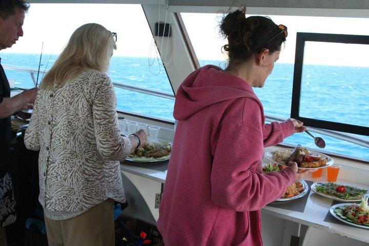 Barca privata , pesca , snorkeling , delfini e pranzo – Hurghada