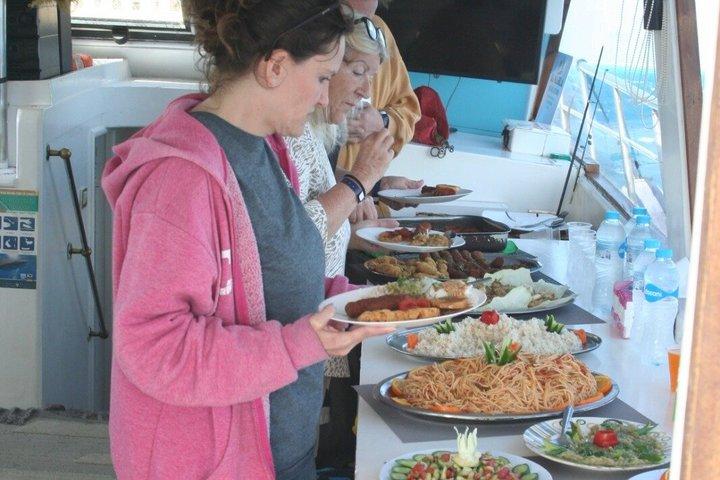 Barca privata , pesca , snorkeling , delfini e pranzo – Hurghada