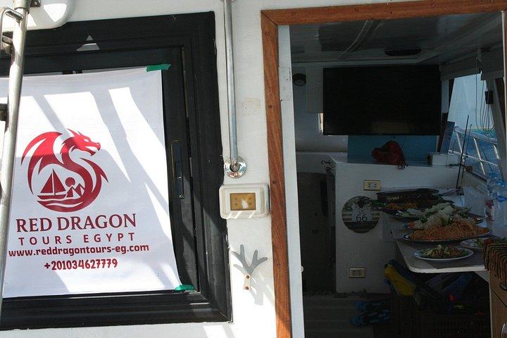 Barca privata , pesca , snorkeling , delfini e pranzo – Hurghada