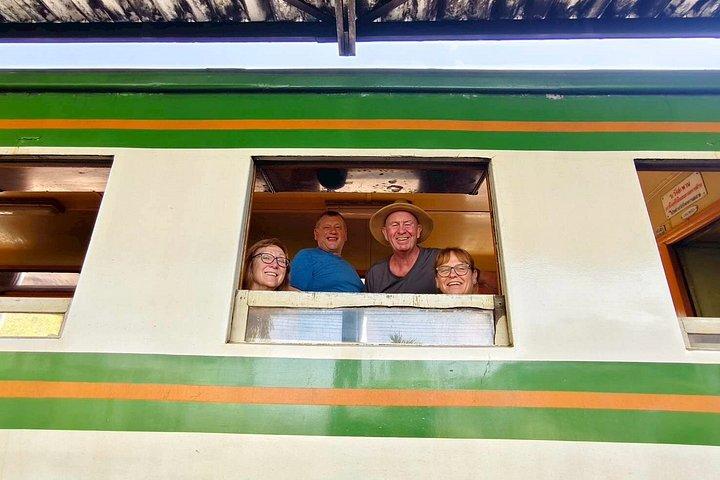カンチャナブリー川クワイ、デス鉄道、エラワン滝ツアー