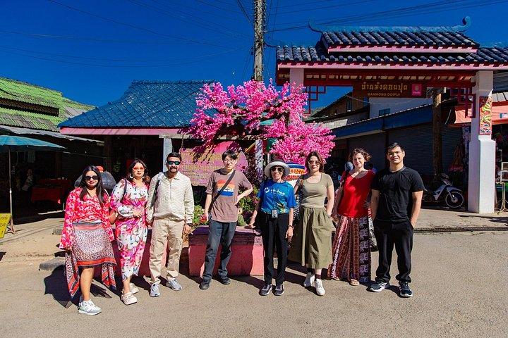 チェンマイからのワット プラ タート ドイ ステープとモン村の半日ツアー