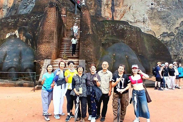 コロンボ発シギリヤ日帰り旅行：ライオンロック、ダンブッラ洞窟寺院
