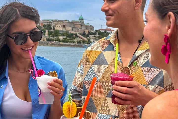 Budapeste 1 - Hour Danube Sightseeing Cruise com Slushy ilimitado