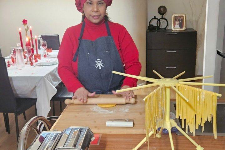 Classe de culinária de pasta feita à mão privada em Bolonha com Mercedes