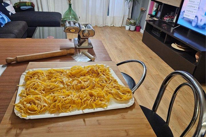 Classe de culinária de pasta feita à mão privada em Bolonha com Mercedes
