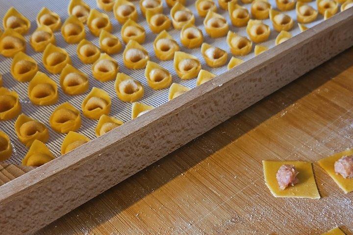 Classe de culinária de pasta feita à mão privada em Bolonha com Mercedes