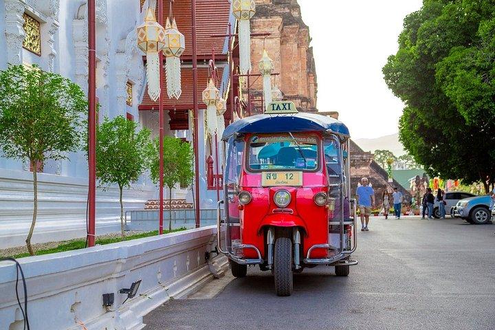 プライベート チェンマイ旧市街半日トゥク トゥク ツアー