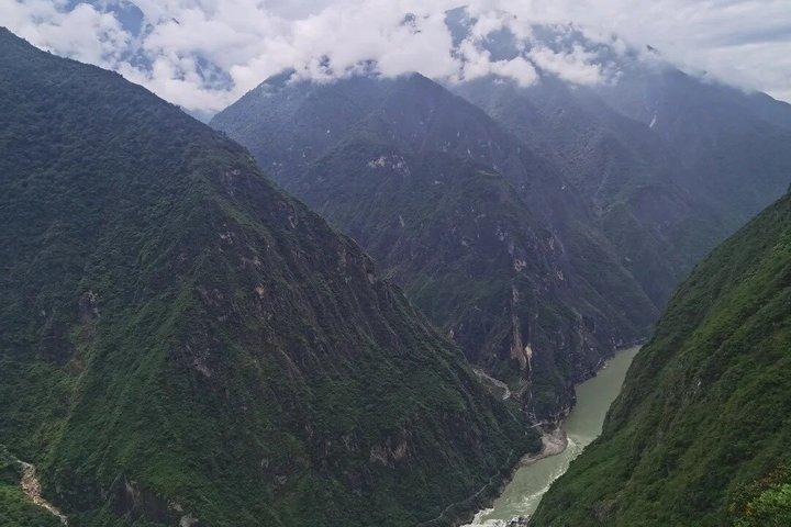 2 - Day Tiger Leaping Gorge Trek 28 Bends Challengeを制覇