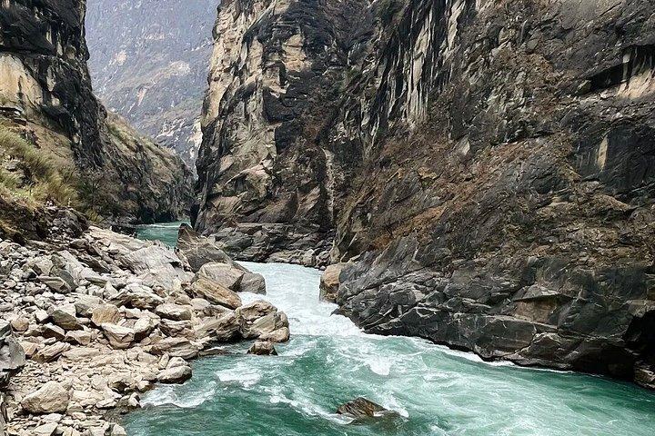 2-Day Tiger Leaping Gorge Trek Conquer the 28 Bends Challenge