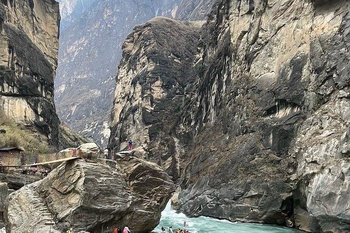 2-Day Tiger Leaping Gorge Trek Conquer the 28 Bends Challenge