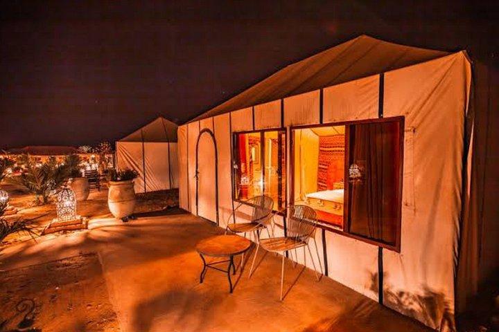 1 noite em um acampamento de luxo com passeios de camelo incluídos