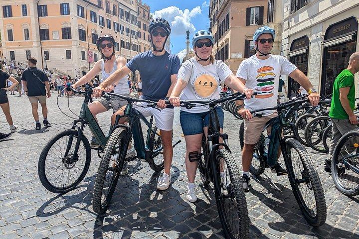 電動自転車で巡るローマのハイライトと秘密の洞窟での試飲