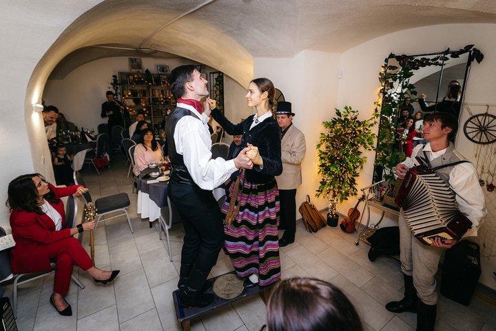 Probieren Sie Rigas Aromen und traditionelle Folk Show