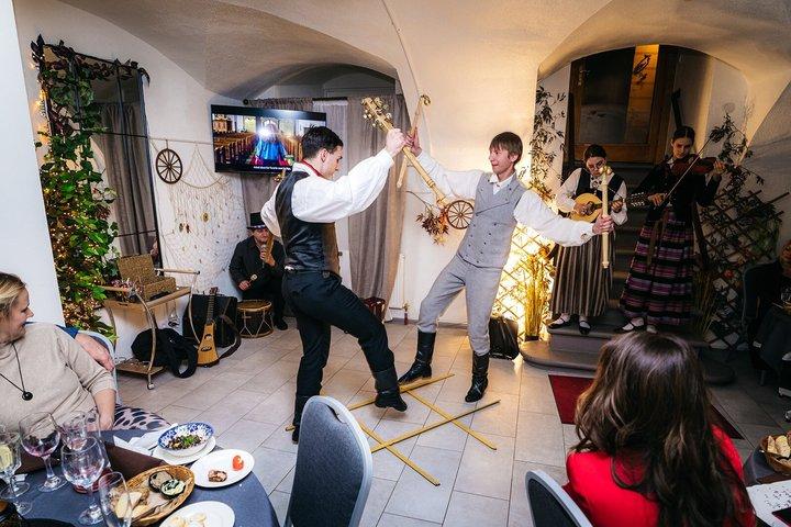 Probieren Sie Rigas Aromen und traditionelle Folk Show