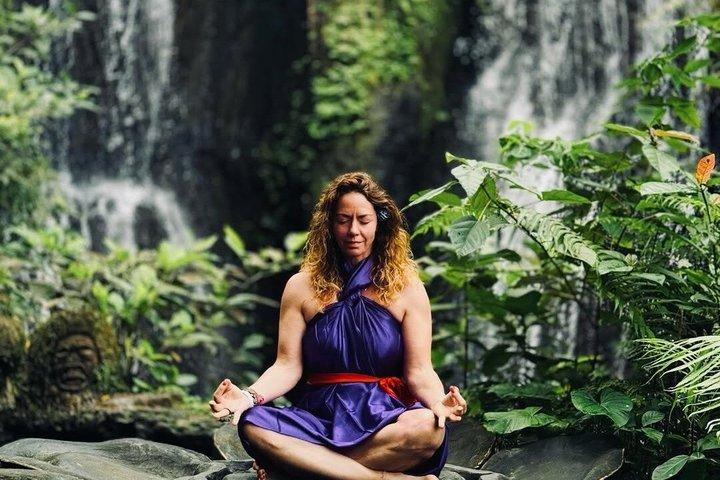 タマン・ベジ・グリヤ滝の浄化儀式オールインクルーシブ