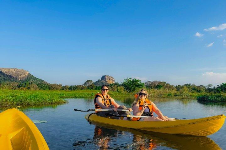 Sigiriya Kayak Experiencia pacífica Sunrise Lake Adventure