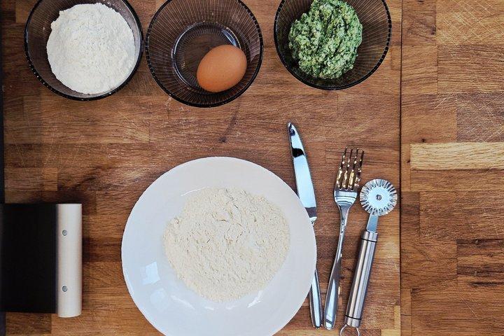 Centro da cidade de Parma: Preparando massa com vinho e parmesão