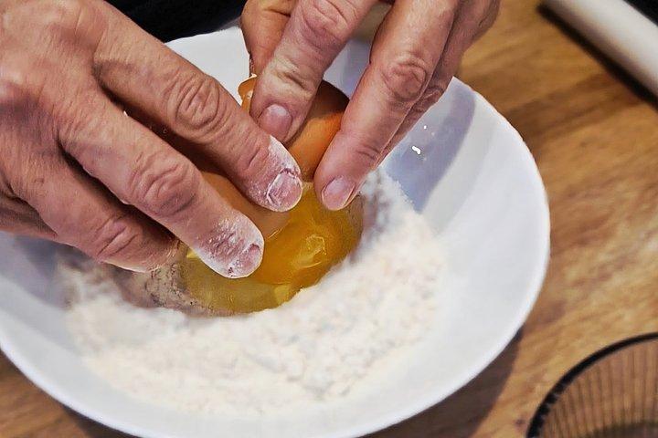 Centro da cidade de Parma: Preparando massa com vinho e parmesão