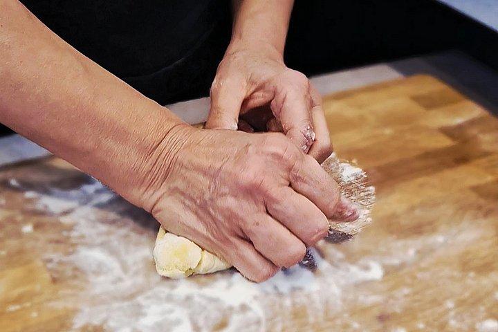 パルマ市内中心部でワインとパルメザンチーズを使ったパスタ作り