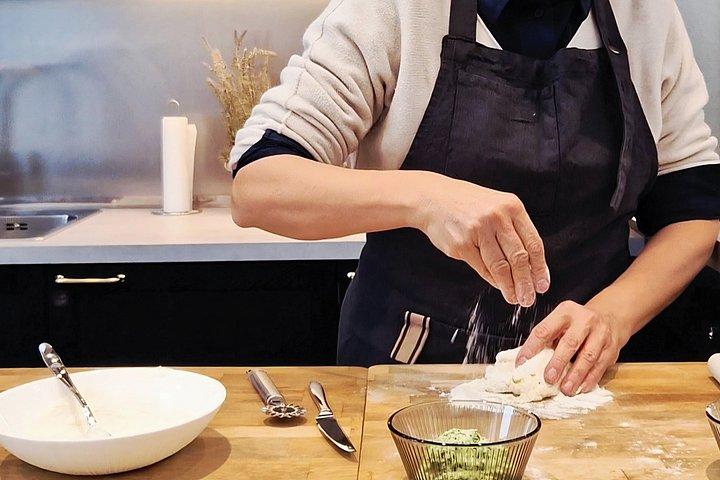 パルマ市内中心部でワインとパルメザンチーズを使ったパスタ作り