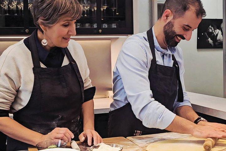 Centro da cidade de Parma: Preparando massa com vinho e parmesão