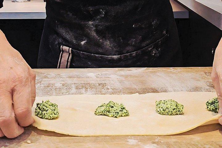 パルマ市内中心部でワインとパルメザンチーズを使ったパスタ作り