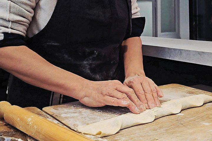 パルマ市内中心部でワインとパルメザンチーズを使ったパスタ作り