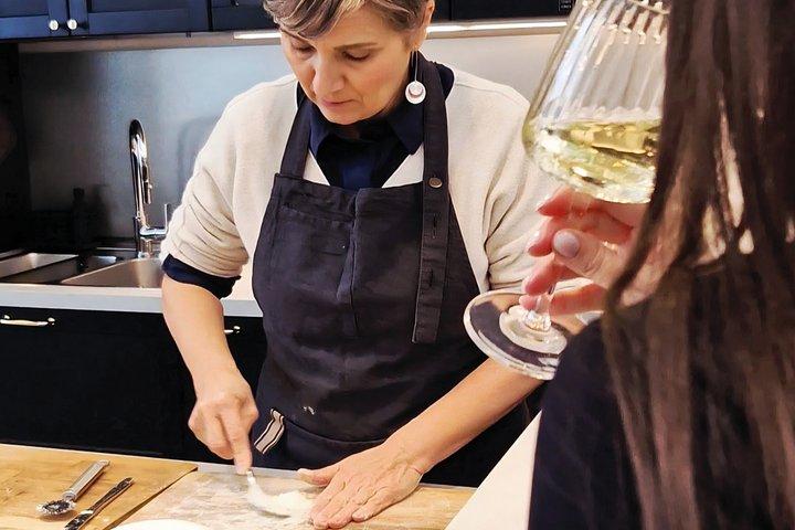 Centro da cidade de Parma: Preparando massa com vinho e parmesão